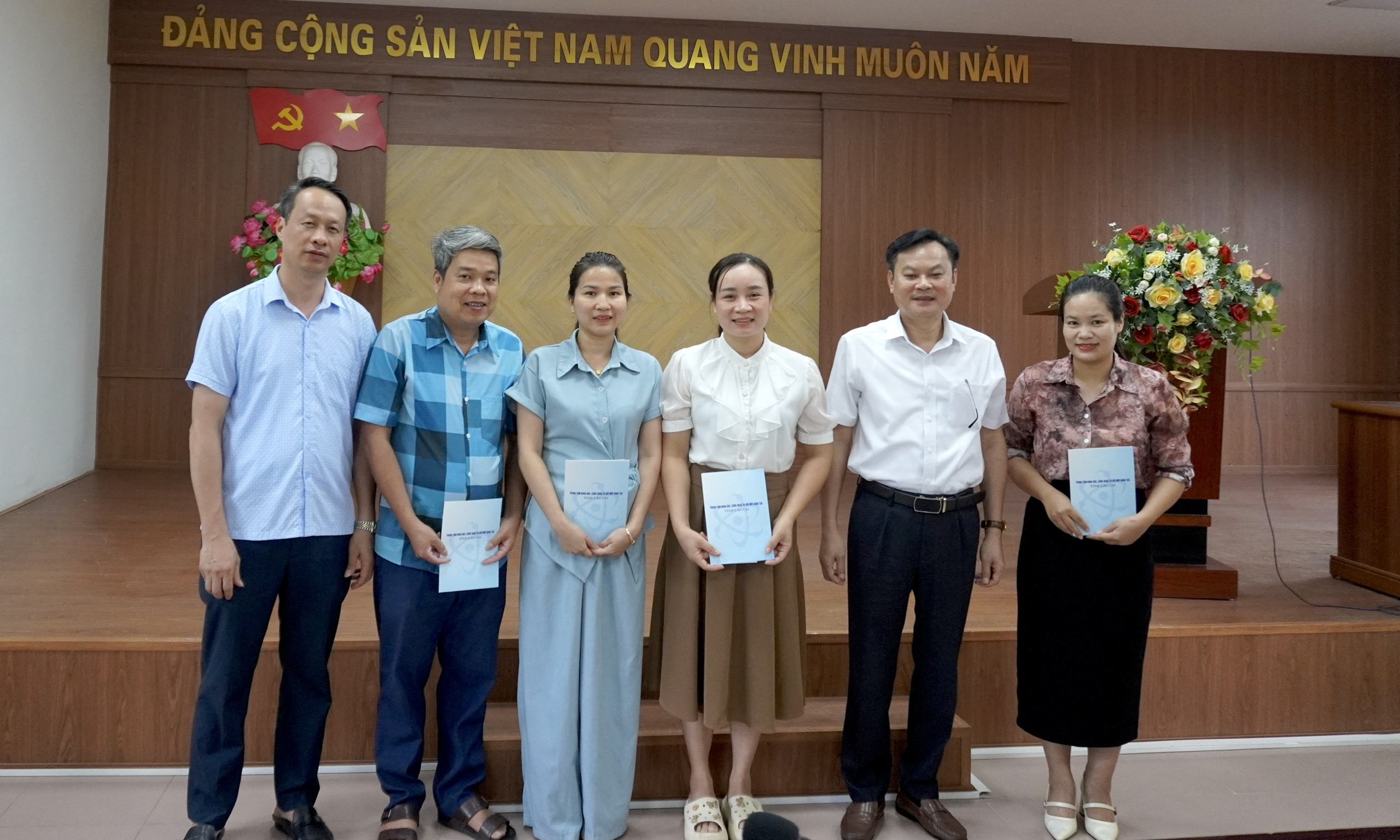 SỞ KHOA HỌC VÀ CÔNG NGHỆ LÀO CAI TRAO QUÀ TRI ÂN GIA ĐÌNH CHÍNH SÁCH NHÂN NGÀY THƯƠNG BINH - LIỆT SĨ NĂM 2026