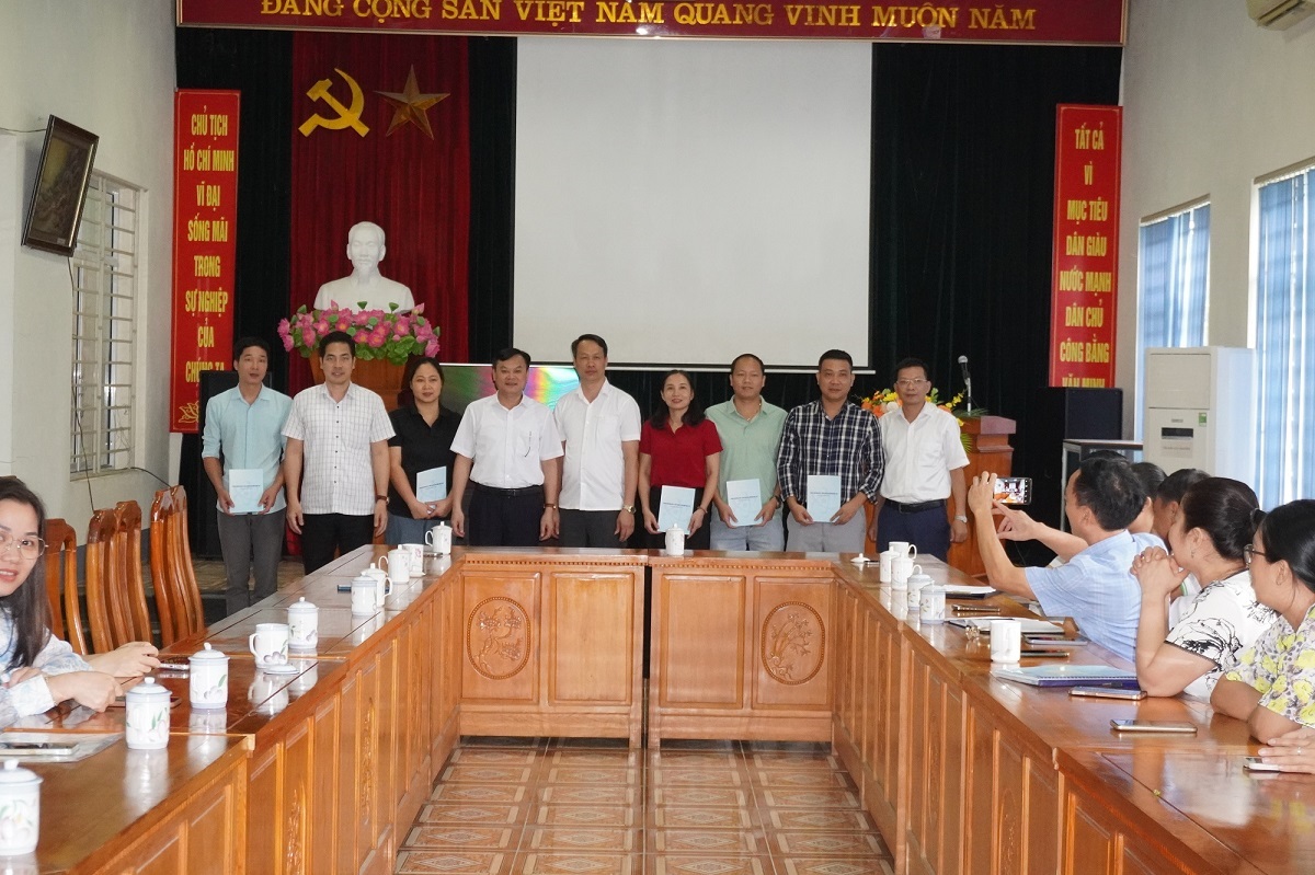 Trung tâm Khoa học, Công nghệ và Đổi mới sáng tạo bàn giao 05 viên chức đến nhận công tác tại Trung tâm Giống Nông nghiệp