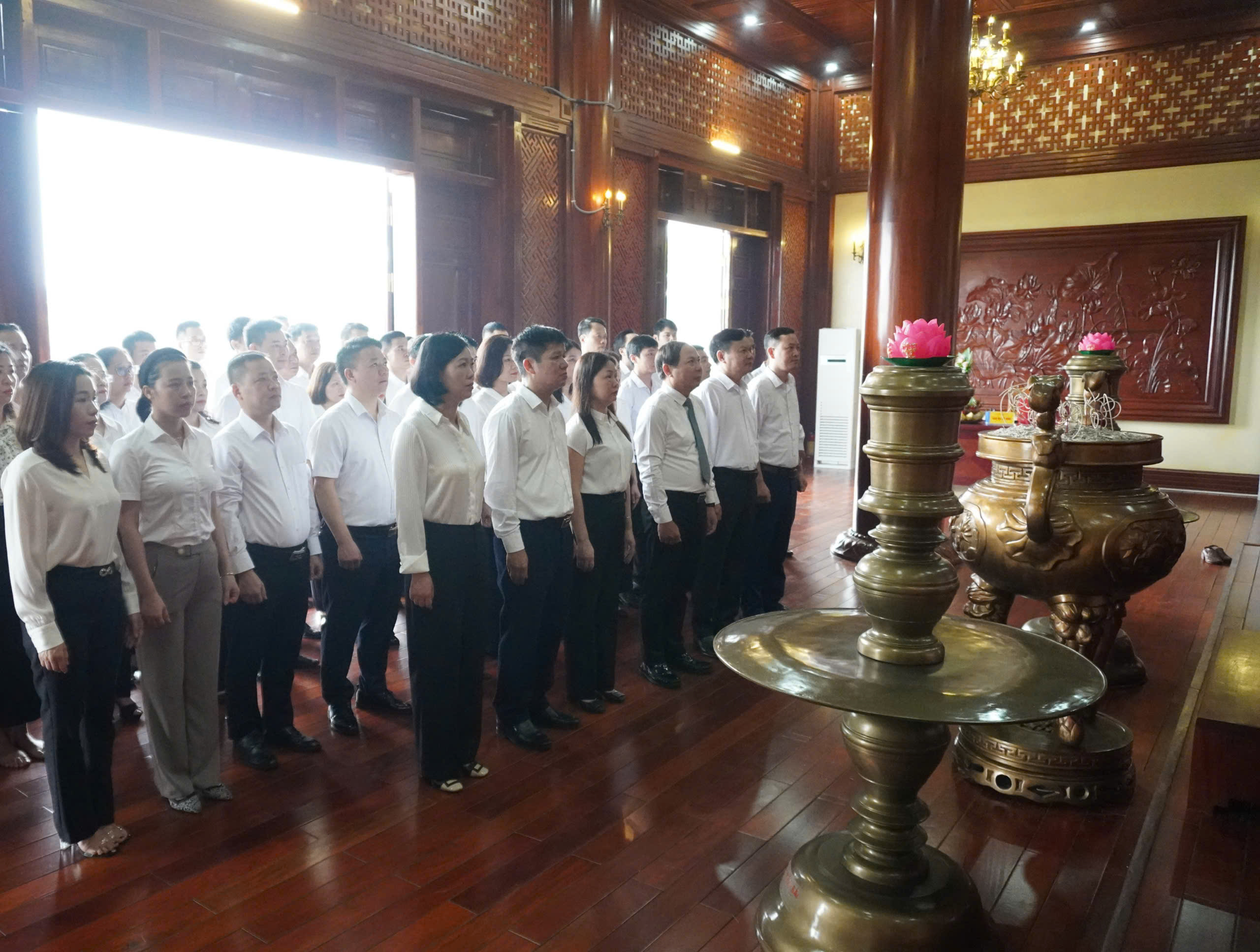 SỞ KHOA HỌC VÀ CÔNG NGHỆ TỈNH LÀO CAI TỔ CHỨC LỄ DÂNG HƯƠNG BÁO CÔNG LÊN BÁC VÀ TỔ CHỨC TRI ÂN CÁC GIA ĐÌNH NGƯỜI CÓ CÔNG VÀ THÂN NHÂN GIA ĐÌNH THƯƠNG BINH, LIỆT SĨ